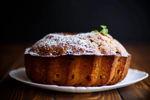 Süßer Honigkuchen mit Rosinen und Beeren — Stockfoto