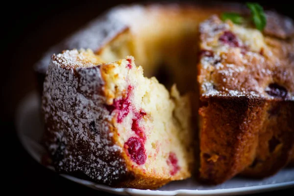 Сладкий медовый торт с изюмом и ягодами — стоковое фото