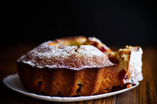 Сладкий медовый торт с изюмом и ягодами — стоковое фото