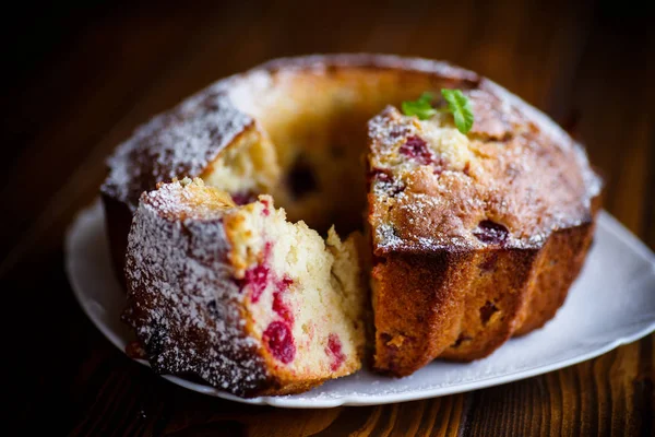 Sweet honey cake with raisins and berries — Stock Photo, Image