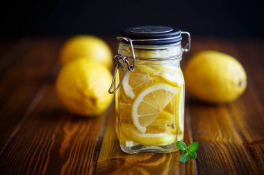 Şeker şurubu içinde turşu limon