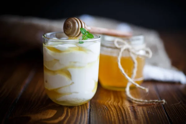 Греческий йогурт с медом — стоковое фото