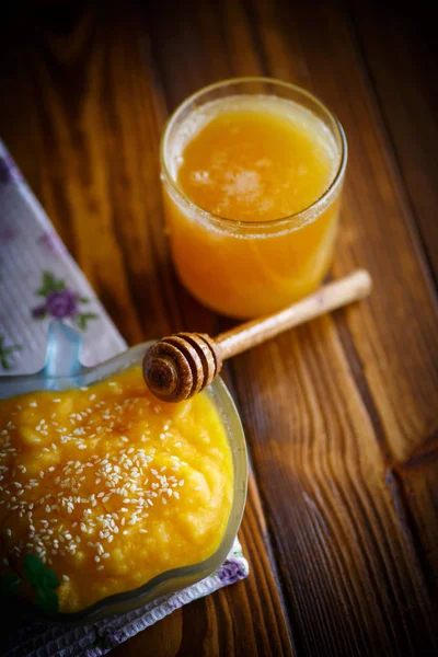 Sweet pumpkin porridge with honey and sesame seeds — Stock Photo, Image