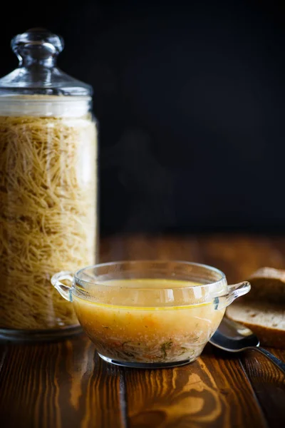 Zelfgemaakte soep met vermicelli — Stockfoto