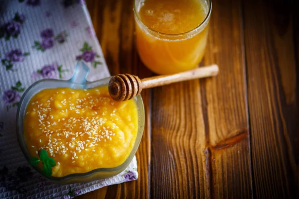 Sweet pumpkin porridge with honey and sesame seeds — Stock Photo, Image