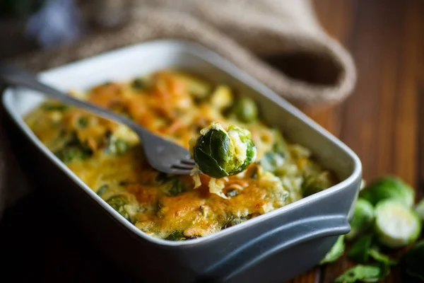 Brussels sprouts baked in sauce with cheese — Stock Photo, Image