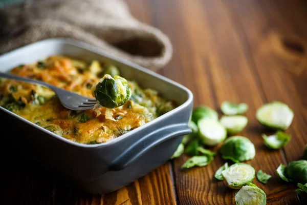 Brussels sprouts baked in sauce with cheese — Stock Photo, Image