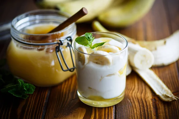 Färsk hemgjord yoghurt med bananer och honung — Stockfoto
