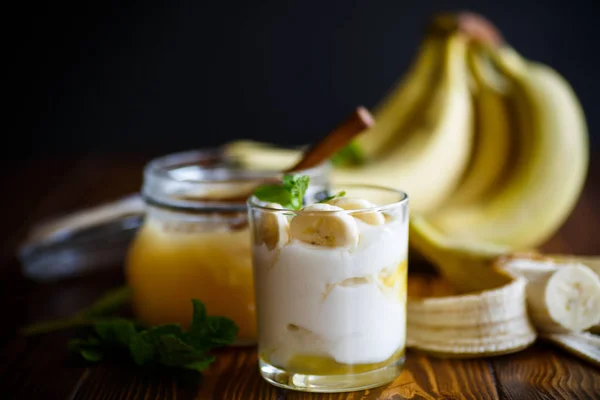 Fersk hjemmelaget yoghurt med bananer og honning – stockfoto