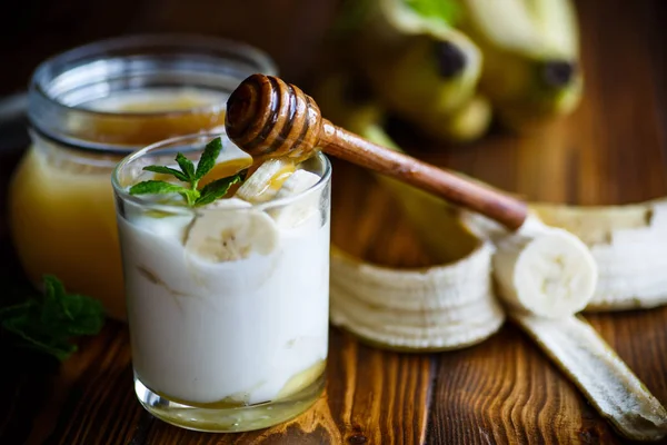 Yogurt casero fresco con plátanos y miel —  Fotos de Stock