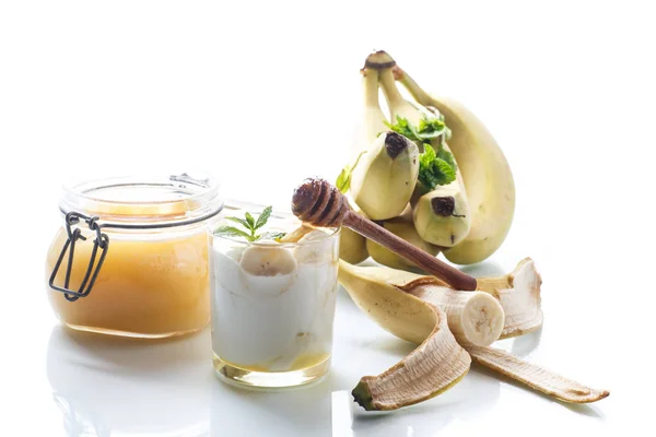 Свіжий домашній йогурт з бананами та медом — стокове фото