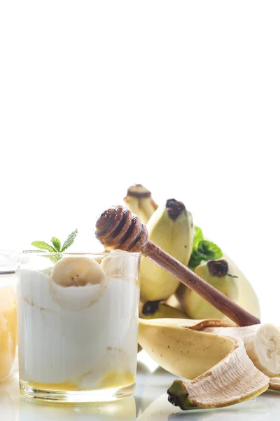 新鲜的自制酸奶，香蕉和蜂蜜 — 图库照片