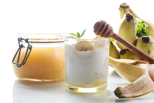 Iogurte caseiro fresco com bananas e mel — Fotografia de Stock