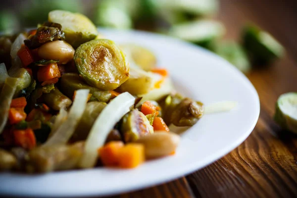 Couves de Bruxelas torradas com legumes e feijões — Fotografia de Stock