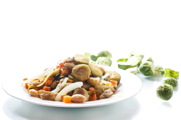 Brotes de Bruselas asados con verduras y frijoles — Foto de Stock