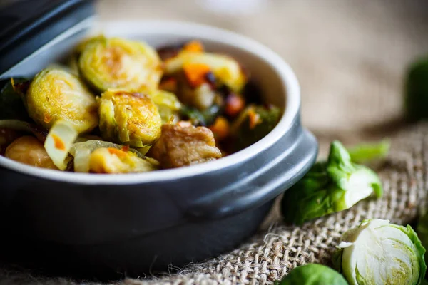 Brussels sprouts roasted with vegetables and beans — Stock Photo, Image