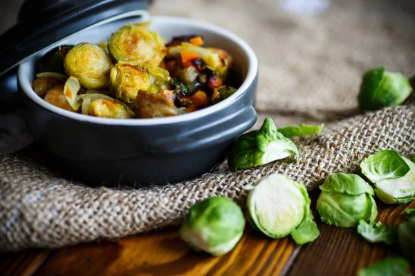 Brussels sprouts dipanggang dengan sayuran dan kacang-kacangan — Stok Foto