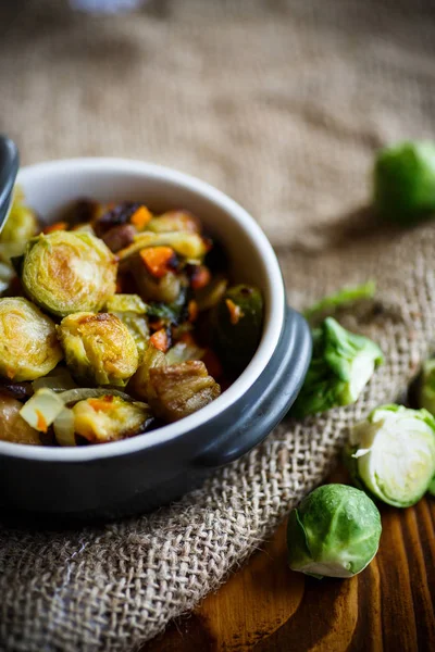 Brussels sprouts roasted with vegetables and beans — Stock Photo, Image