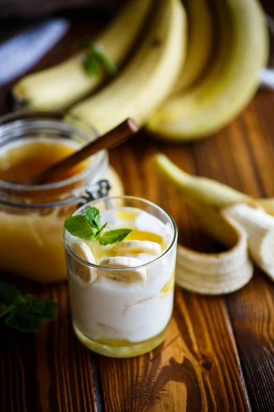 バナナと蜂蜜と新鮮な自家製ヨーグルト ロイヤリティフリーのストック画像