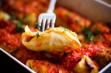 Pirinç ve etle doldurulmuş lahana ruloları.