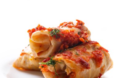 Pirinç ve etle doldurulmuş lahana ruloları.