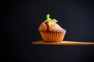 içinde çilek ile tatlı çörek