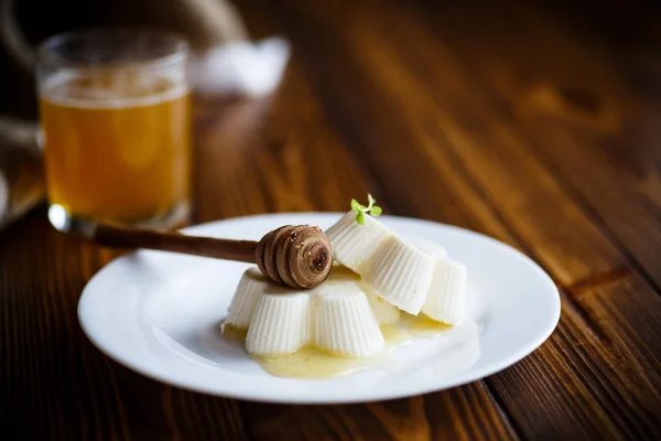 Sweet dessert panna cotta with honey — Stock Photo, Image