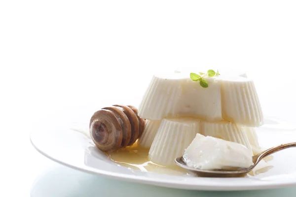 Sladký dezert panna cotta s medem — Stock fotografie