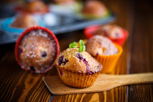 Sladké muffiny s ovocem uvnitř — Stock fotografie