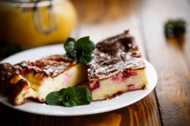 Çilek ile süzme peynir güveç