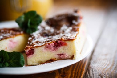 Çilek ile süzme peynir güveç