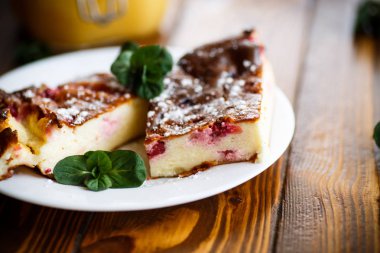 Çilek ile süzme peynir güveç