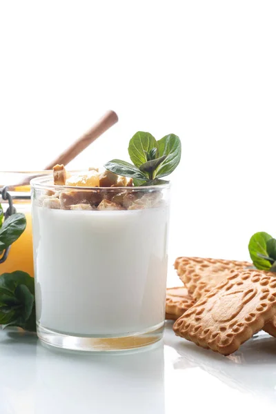 Yogur griego con miel y galletas —  Fotos de Stock