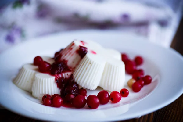 Süßes Dessert Panna cotta mit Beeren — Stockfoto