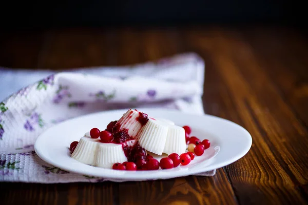 Édes desszert panna cotta bogyók — Stock Fotó