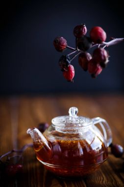 Kurutulmuş kırmızı rose hips ve çay