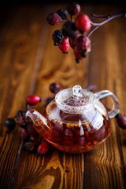 Kurutulmuş kırmızı rose hips ve çay