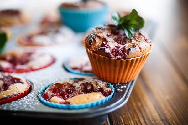Söta muffins med bär inuti Royaltyfria Stockbilder