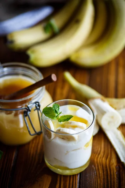 Свежий домашний йогурт с бананами и медом — стоковое фото
