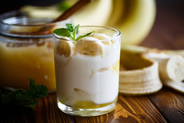 Fresh homemade yogurt with bananas and honey — Stock Photo, Image