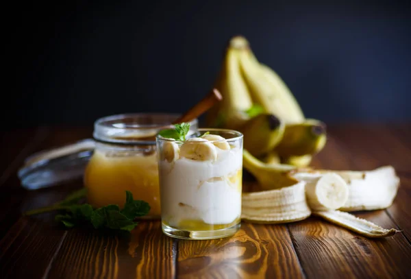 Čerstvé domácí jogurt s banány a medem — Stock fotografie