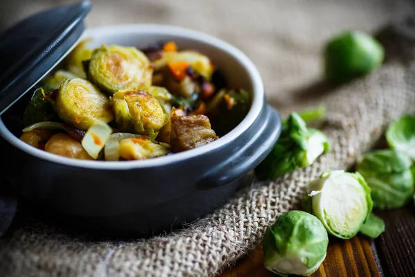 Brussels sprouts roasted with vegetables and beans — Stock Photo, Image