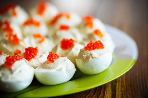 Eier gefüllter roter Kaviar — Stockfoto