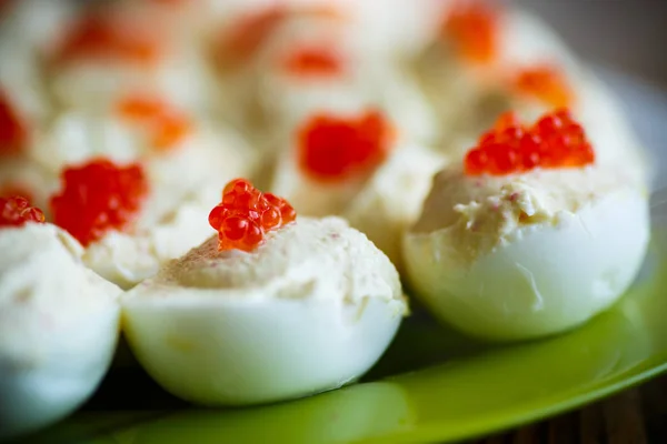 Huevos rellenos de caviar rojo —  Fotos de Stock