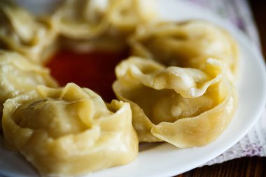 Geleneksel mantı bir tabak içinde haşlanmış