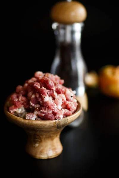 Hackfleisch in einer hölzernen Schüssel mit Gewürzen — Stockfoto