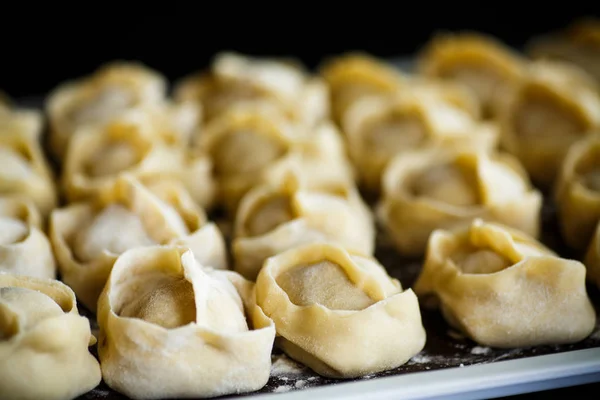 Manti crudo tradicional con carne en el interior —  Fotos de Stock