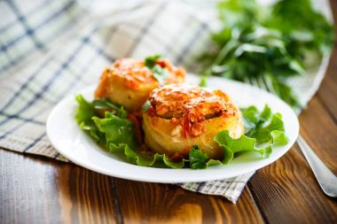 Domates soslu geleneksel haşlanmış mantı