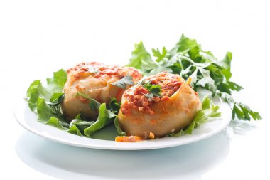 Domates soslu geleneksel haşlanmış mantı