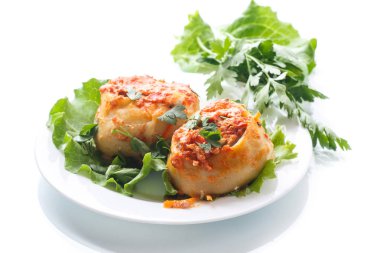 Domates soslu geleneksel haşlanmış mantı